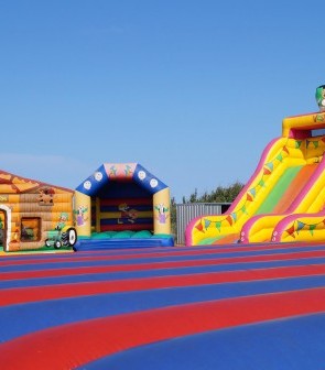 bouncy-castles-gd21f836aa_1920