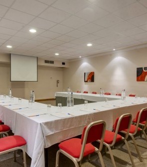 paradise-bay-resort-premier-lounge-conference-room_7031686367_o-min